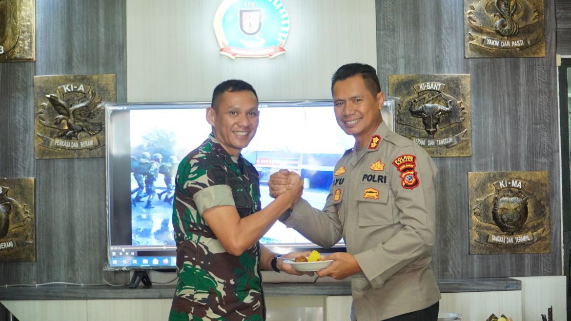 Merayakan Ulang Tahun Ke-72, Kapolres Banjar Berikan Kejutan Kepada Yonif Raider 323/BP