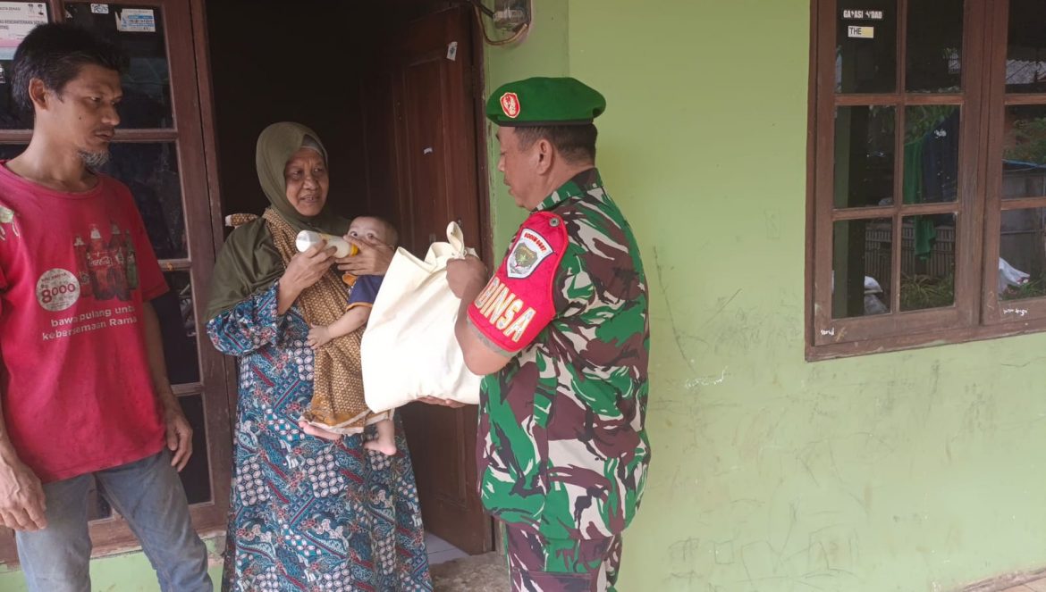 Wujud Perhatian Sebagai Orang Tua Asuh Anak Stunting, Koramil 04/Jatiasih Berikan Bantuan Sembako