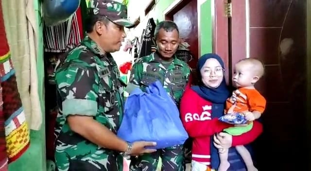 Bersama Babinsa Danramil 03/Teluk Pucung Sambangi Anak Asuh Stunting Di Wilayahnya