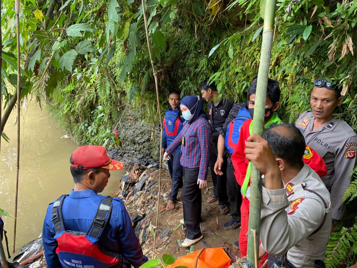 Polsek Cibinong Polres Bogor Gelar Olah TKP Penemuan Mayat Tanpa Identitas di Aliran Sungai Ciliwung