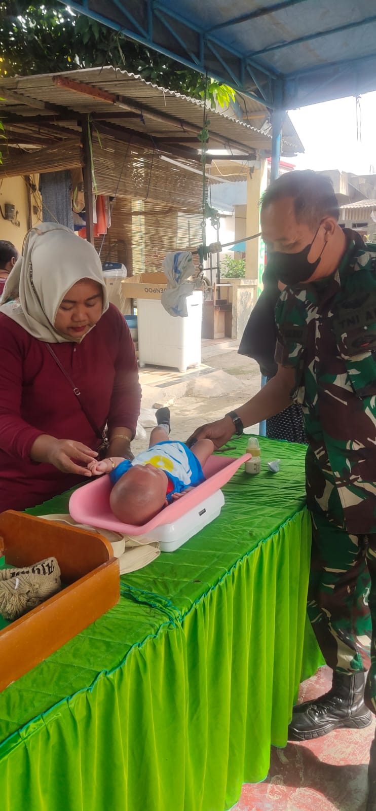 Peduli Kesehatan Masyarakat, Babinsa Cengkareng Timur Dampingi Pelayanan Posyandu