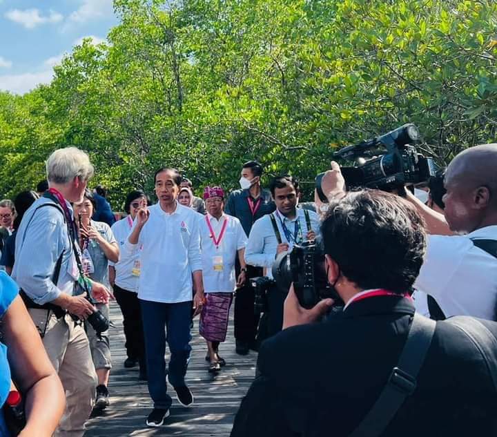 Saat Presiden Jokowi Ajak Wartawan Berteduh di Tempat VVIP Tahura