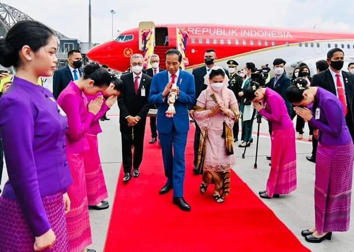 Presiden Jokowi dan Ibu Iriana Tiba di Bangkok