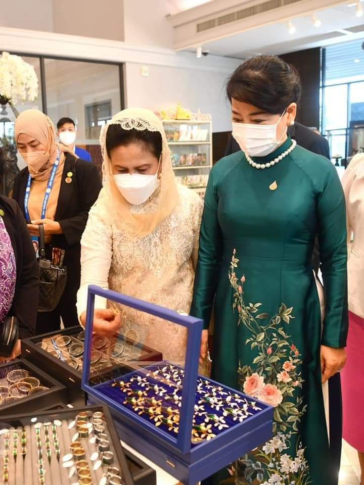 Ibu Iriana Hadiri Program Acara Pendamping KTT APEC