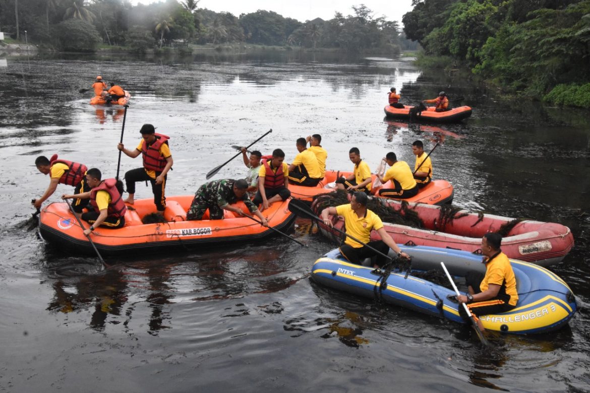 Polres Bogor Bersama Forkopimda Kabupaten Bogor Lakukan Bersih-bersih di Situ Cibinong
