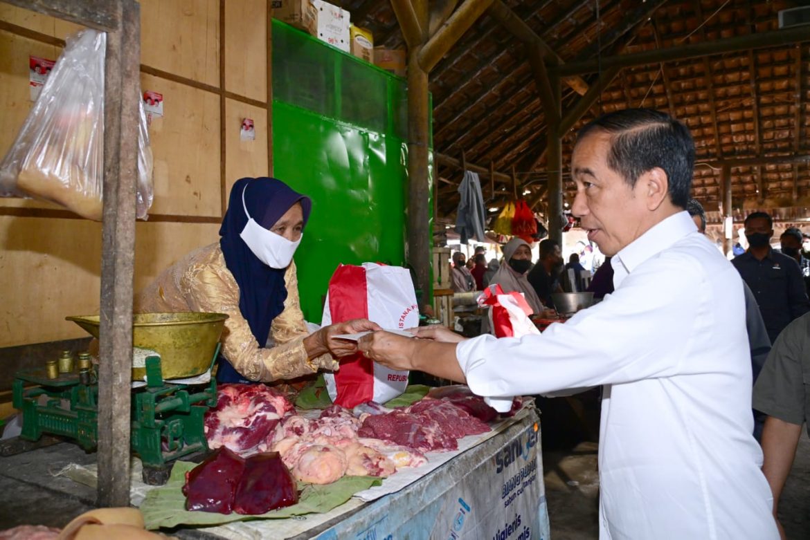 Kunjungi Pasar Malang Jiwan Colomadu, Presiden Bagikan BLT dan Cek Harga Komoditas