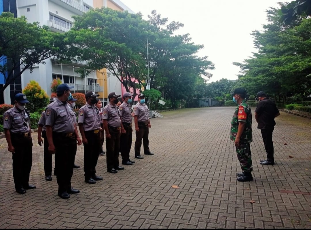 Ciptakan Kekondusifan Wilayah, Babinsa Berikan Pembinaan Kepada Security