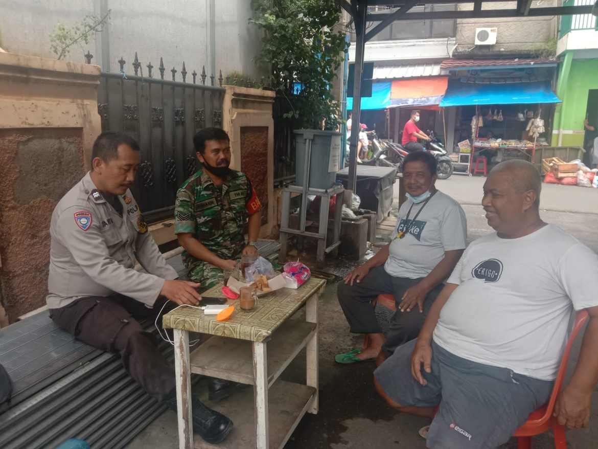 Babinsa Pondok Benda Komsos, Dengan Warga Binaqn