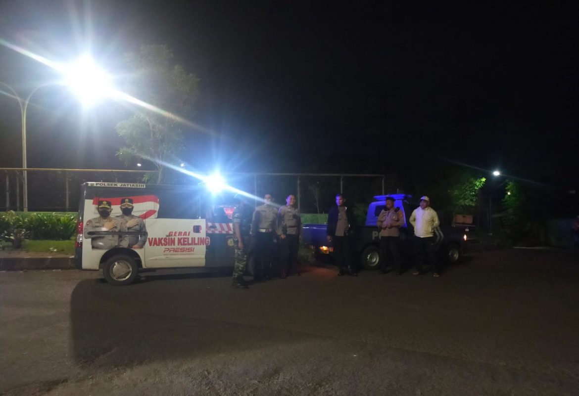 Anggota Koramil 04/Jatiasih Bersinergi Bersama Anggota Polsek Jatiasih Laksankan Patroli Malam Hari