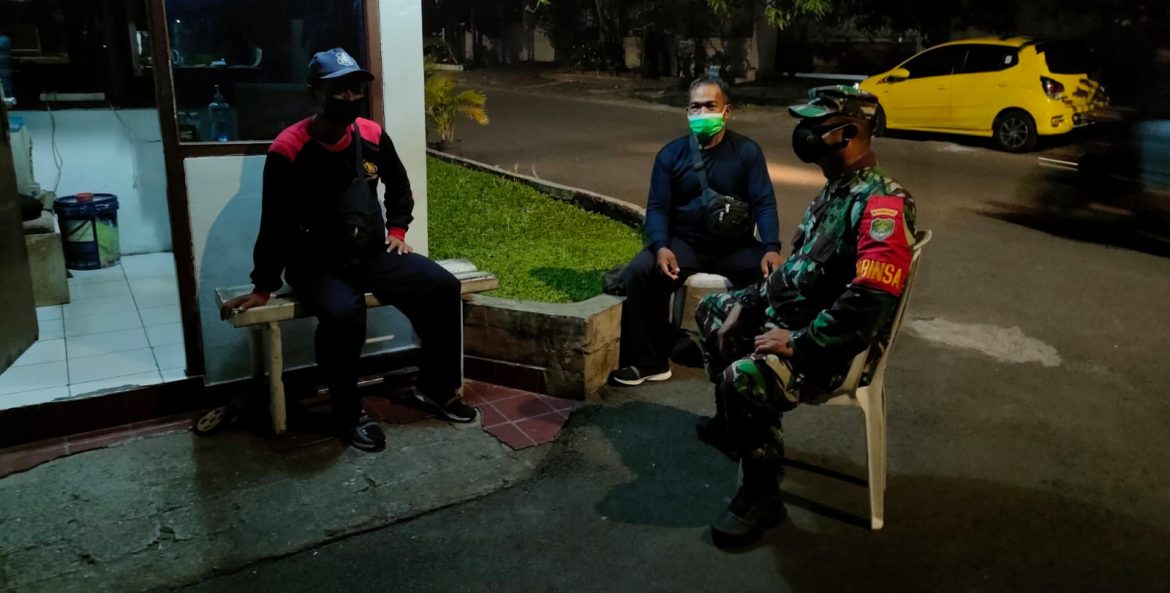 Tingkatkan Kewaspadaan Lingkungan, Babinsa Koramil 05/KJ Peltu Ampa Uleng Giat Siskamling Wilayah