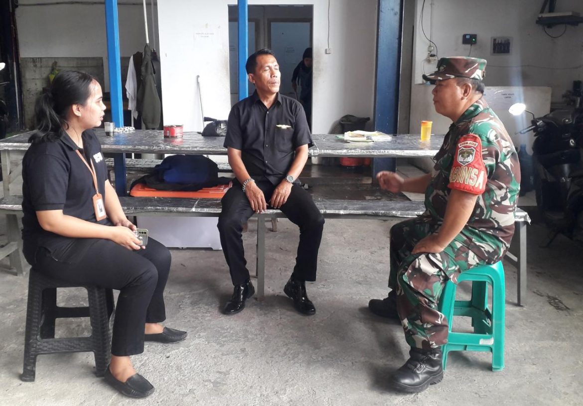 Komsos Dengan Kepala Gudang PT Hana, Babinsa Koramil 06/KD Himbau Tingkatkan Keamanan Gudang