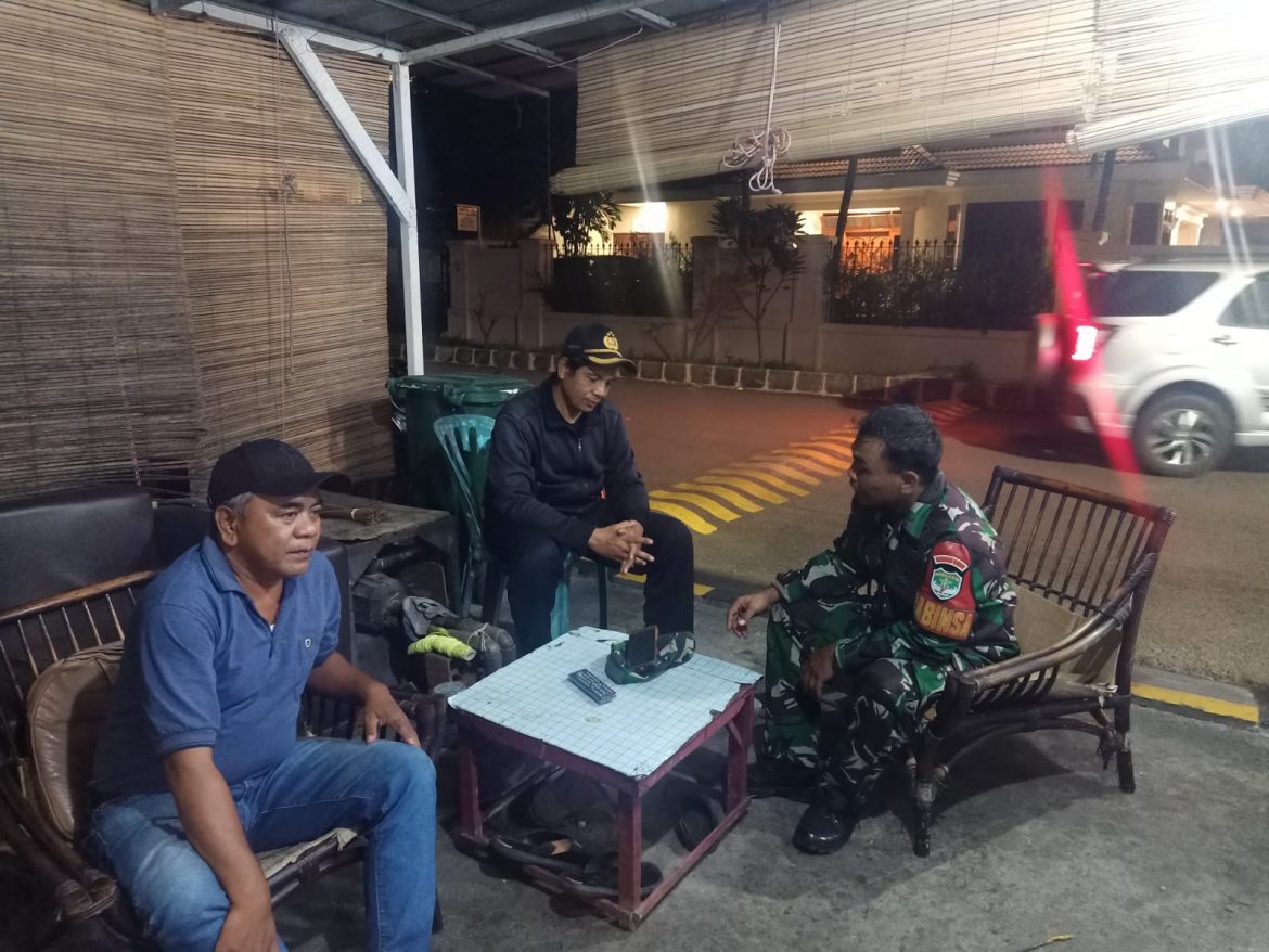 Babinsa Koramil 05/KJ Kodim 0503/JB Giat Siskamling Bersama Keamanan di Wilayah Binaan