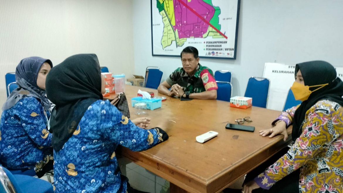 Sertu Firman Lakukan Kegiatan Bersama Staf Kelurahan