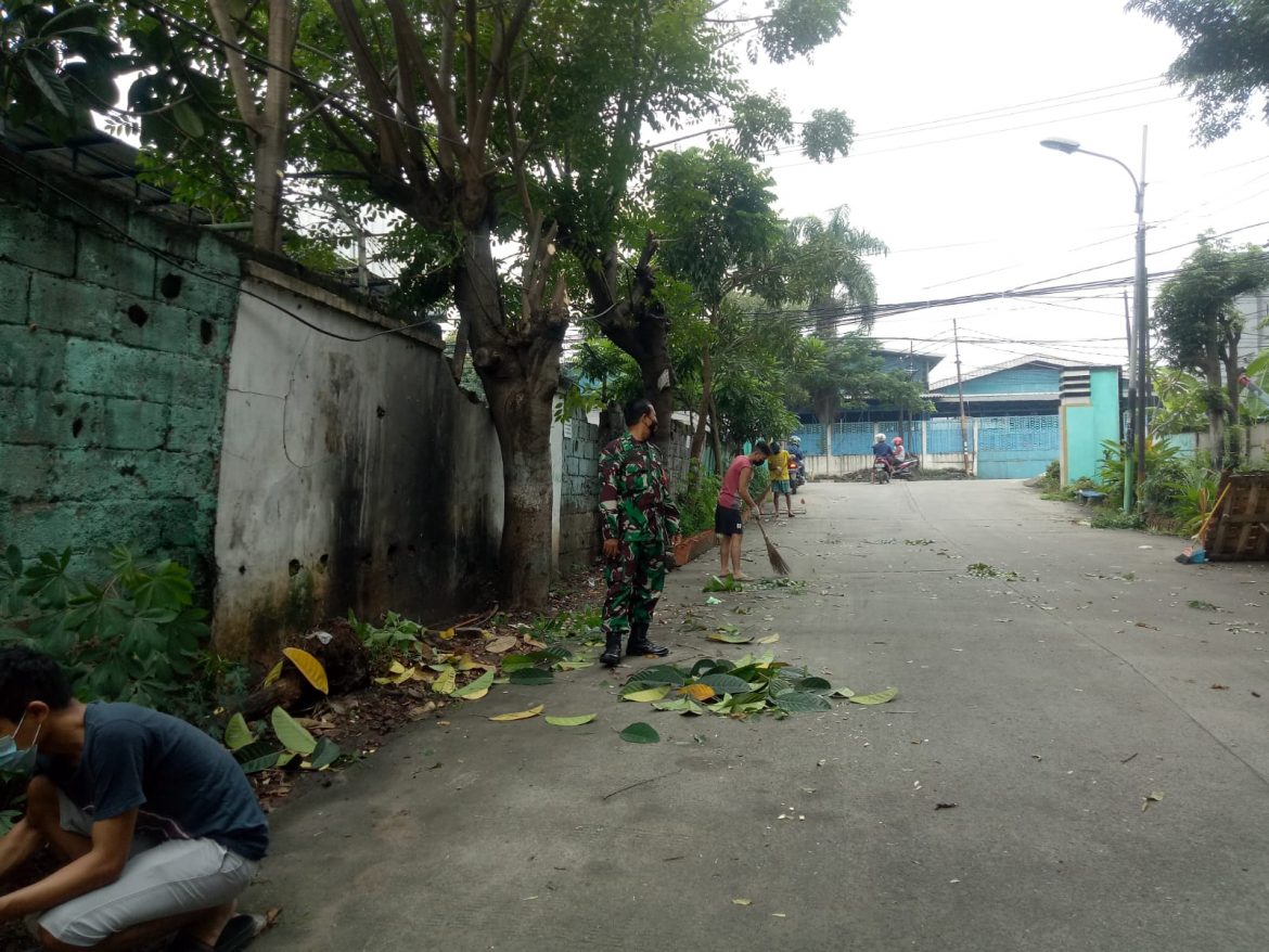 Serka Iswanto Bersama Warga Masyarakat Lakukan Gotong Royong