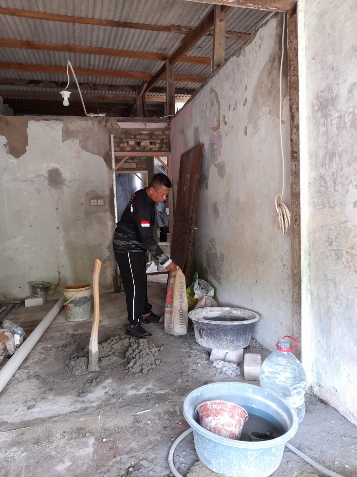 Hari ke 12 Program Babinsa Masuk Dapur, Koramil 08/Duren Sawit Bedah Rumah Warga