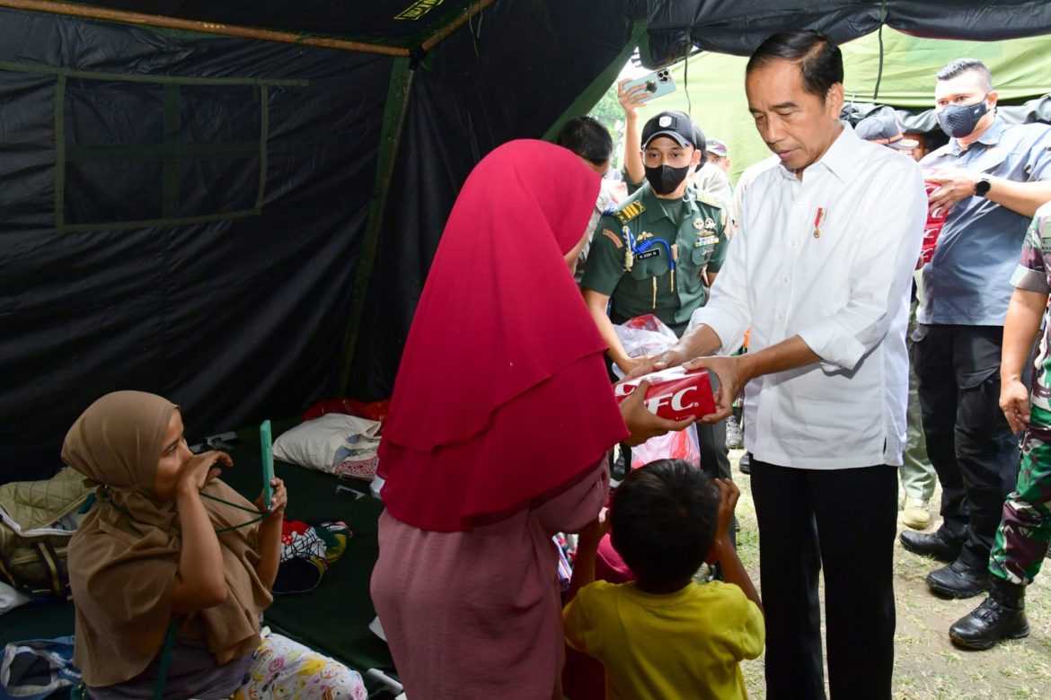 Presiden Jokowi Kunjungi Tenda Pengungsi Korban Gempa di Cianjur