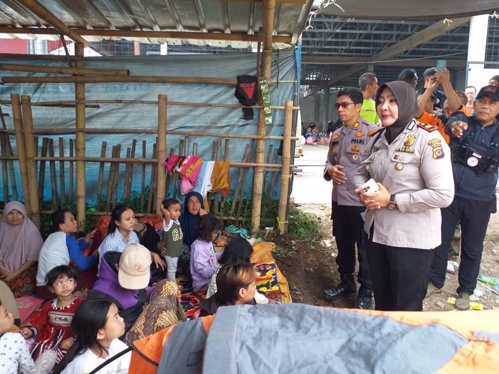 Kapolsek Klapanunggal Bersama Kasi Humas Polres Bogor Lakukan Trauma Healing Untuk Anak-anak Korban Gempa Bumi di Cianjur