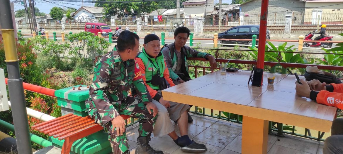 Babinsa komsos dengan Kelompok ojol dan Warga Binaan Himbau Kenakalan remaja