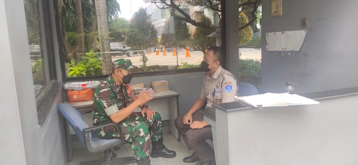 Tetap Jaga Kekompakan, Babinsa Koramil 05/KJ Komsos Dengan Anggota Keamanan MNC Vision