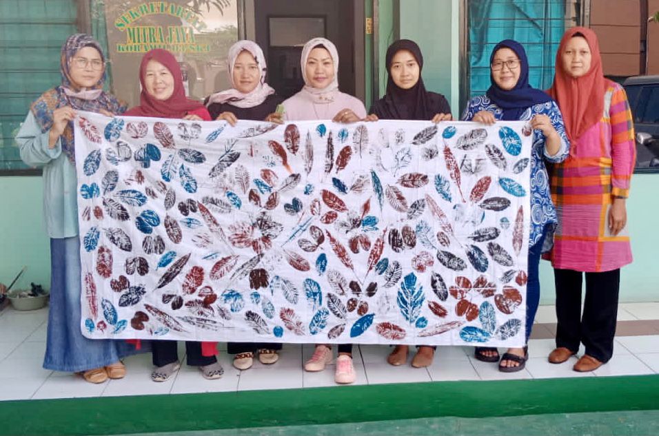 KETUA PERSIT KARTIKA CHANDRA KIRANA RANTING 4 SUKMAJAYA CABANG XXII KODIM 0508 DEPOK CIPTAKAN INOVASI BARU DENGAN MEMBUAT KETERAMPILAN DAUN GESEK GODONG MENJADI KARYA USAHA BARU YANG BERKUALITAS
