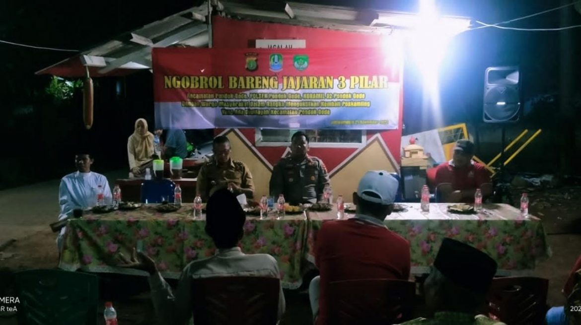 Babinsa Jatiwaringin “Ngobrol Bareng 3 Pilar” Ciptakan Kamtibmas Dengan Aktifkan Kembali Siskamling Di Lingkungan Masyarakat