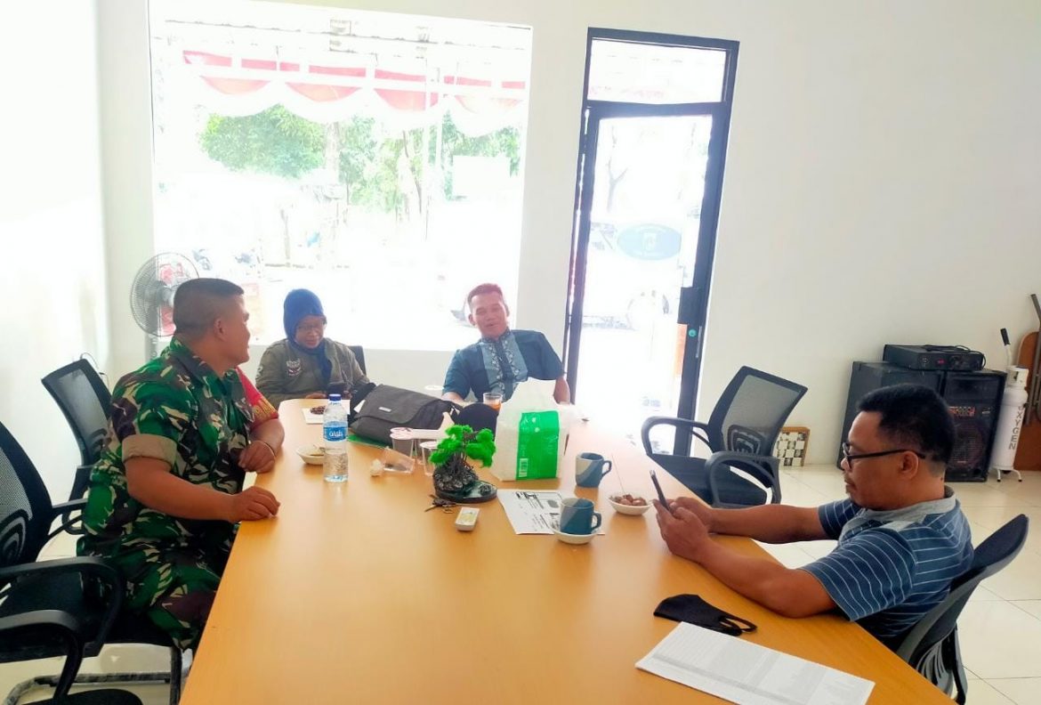 Babinsa Cengkareng Barat Jalin silaturahmi dengan Ketua RT06/05 Bambu Larangan