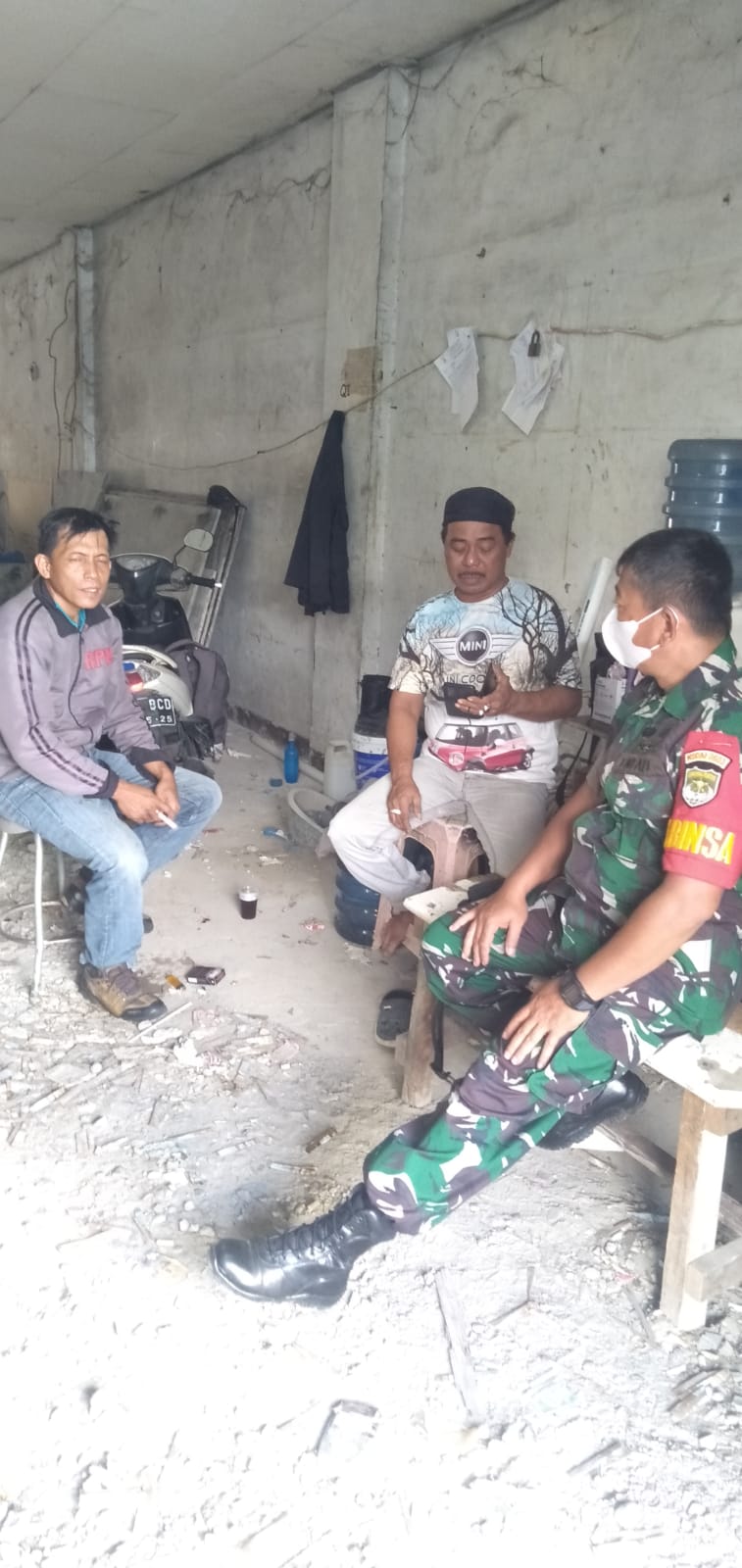 Komsos Babinsa Serka Asrianto mengajak Warga Mendukung Program Pemerintah di Wilayah