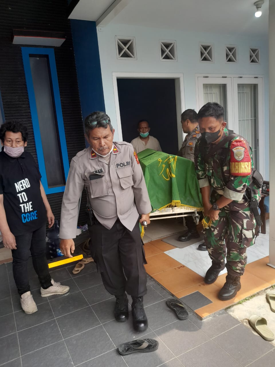 Koramil 02/Beji Mengatasi kesulitan Rakyat disekelilingnya