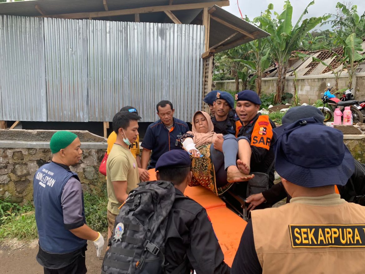 Pertolongan korban gempa Cianjur di desa terisolir dilakukan, Brimob Polri evakuasi dengan tandu