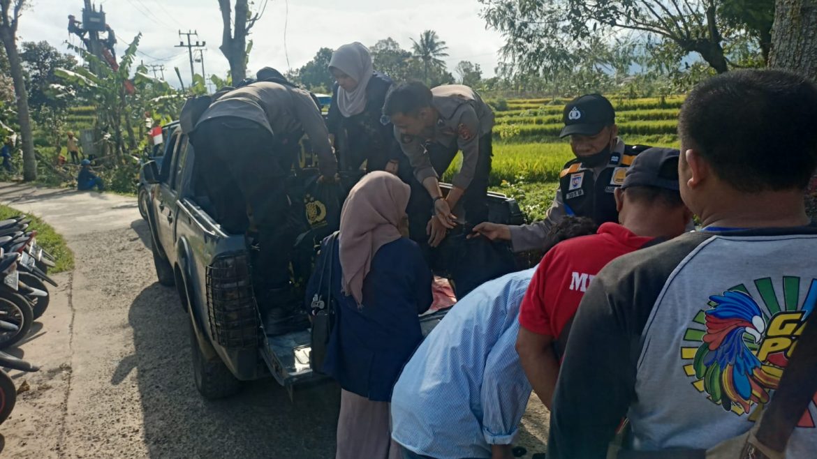 Pada Titik Bencana Gempa di Cianjur, Sinergi Dengan Tim Darurat Bencana Personil Polres Ciamis Salurkan Bantuan