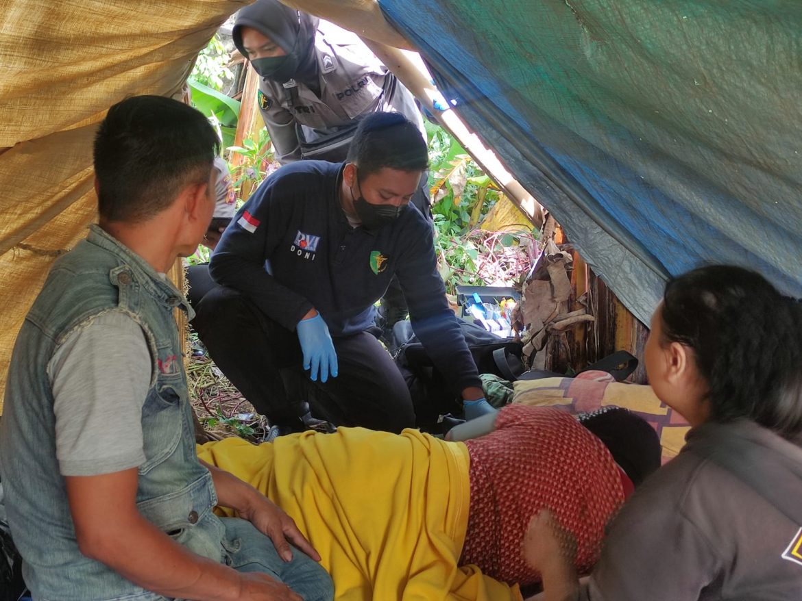 Setelah Dilepas oleh Kapolres Banjar, Personel Polres Banjar Langsung Bertugas Bantu Warga Cianjur