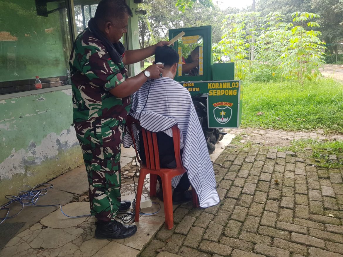 Ini Kisah Komsos Babinsa Koramil 03/Serpong Menjadi Tukang Cukur Rambut