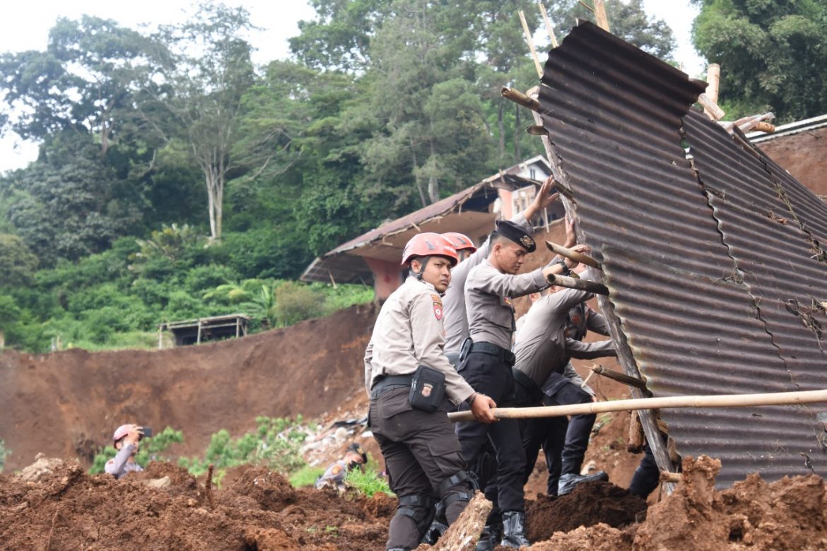 Polres Bogor Terus Bersinergi Bersama Instansi Terkait Cari Korban Longsor Akibat Gempa Bumi di Cugenang Cianjur