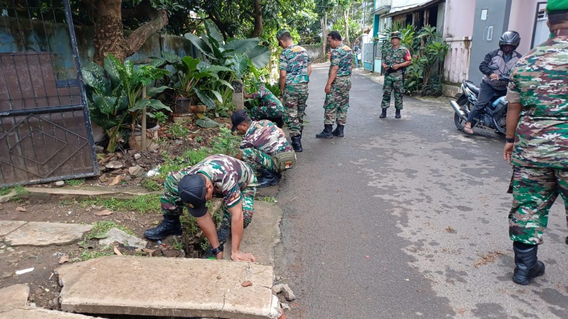 Babinsa Koramil Ciledug Bersihkan Jalan Dan Saluran Air