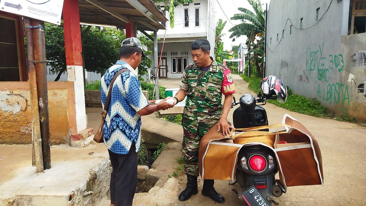 Babinsa Koramil 04/Jatiasih Kembali gelar Jumat Berkah Bagikan Nasi Kotak Kepada Warga
