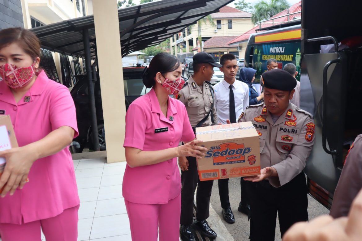 Kabid Humas Polda Jabar : Polisi Beserta Bhayangkari Distribusikan Bansos Untuk Korban Gempa Cianjur