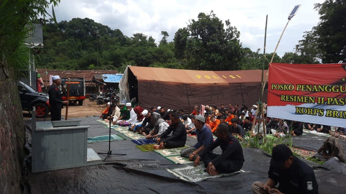 Polri Gelar Salat Jumat dan Salat Gaib Berjamaah di Lokasi Gempa Cianjur