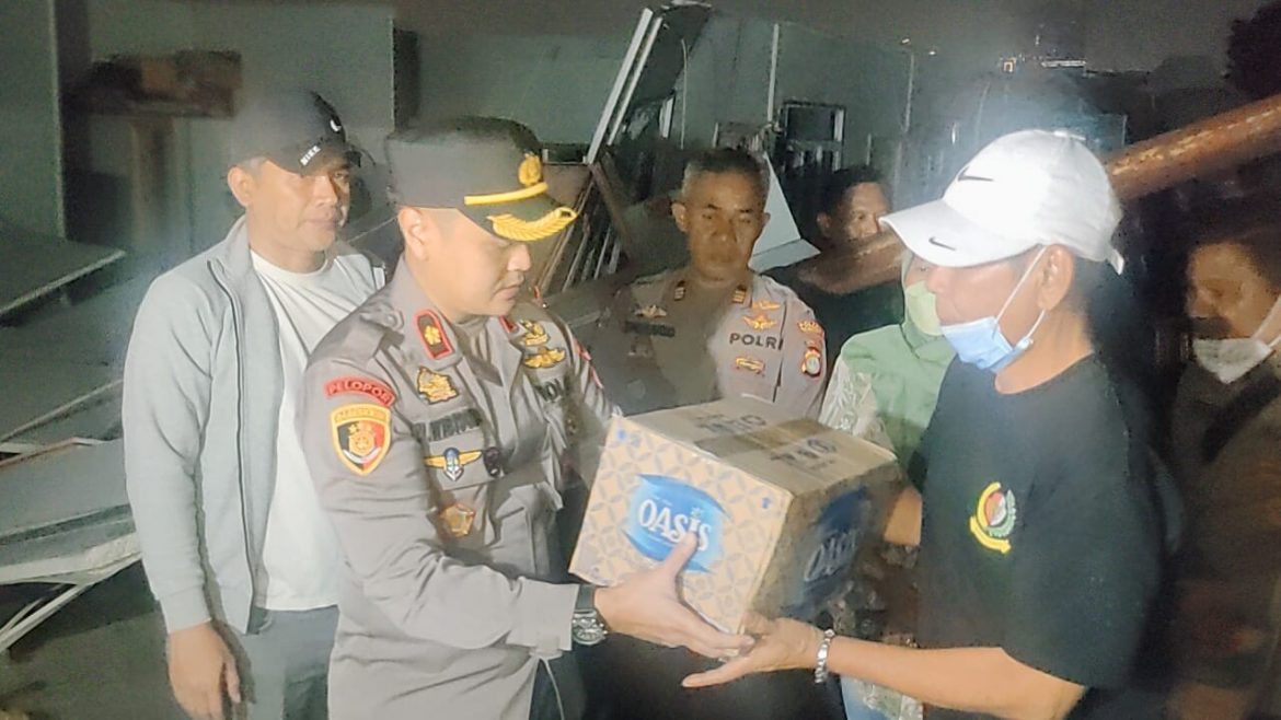 Jajaran Polsek Tanjung Duren Jakarta Barat Bergegas Untuk Melakukan Aksi Kemanusiaan, Pasca Terjadinya Musibah Diterjang Angin Puting Beliung