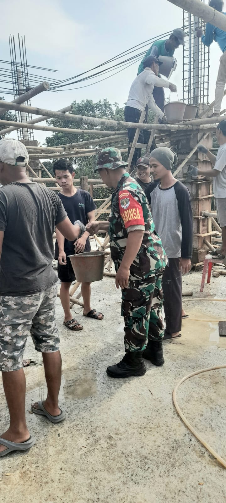Cinta Rakyat, Babinsa Koramil 06/Trs Bantu Pengecoran Masjid