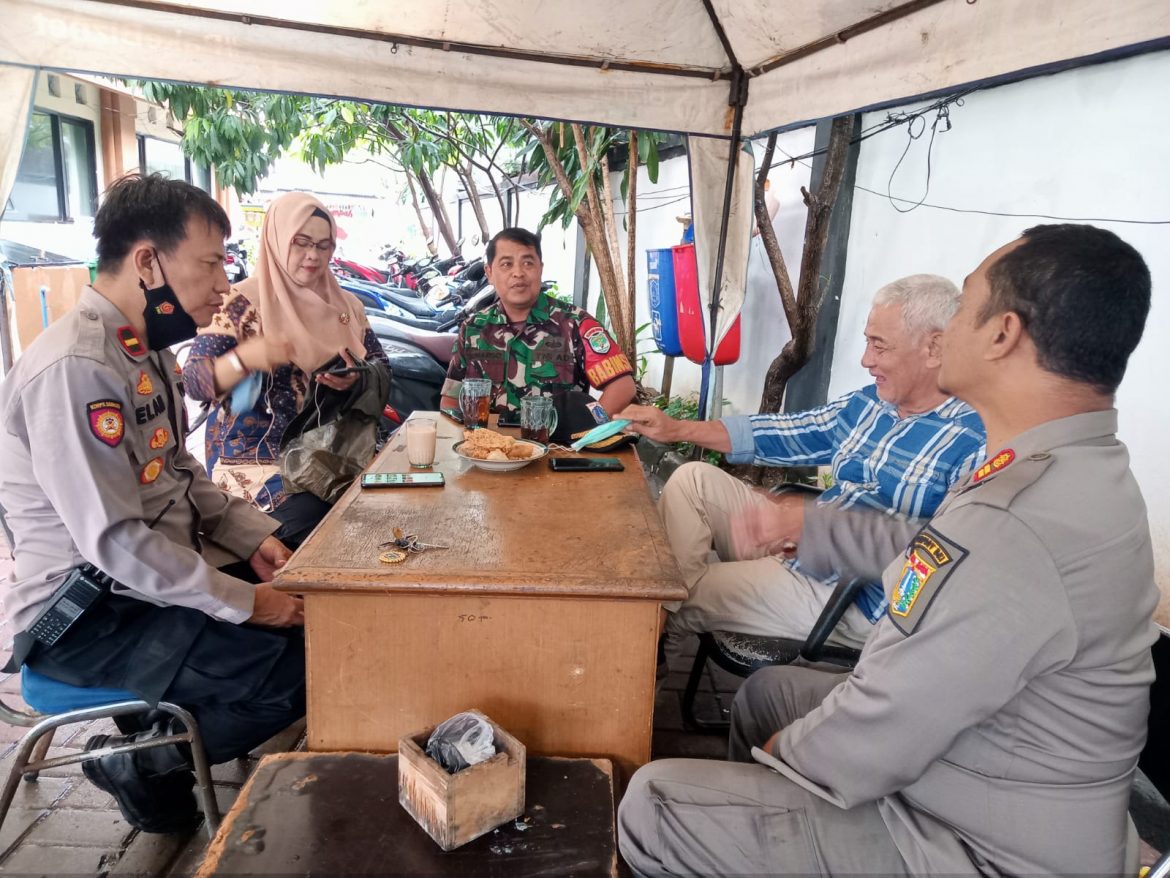 Himbau Protokol Kesehatan, Babinsa Koramil 05/KJ Serma Sunarsa Komsos Bersama Tiga Pilar
