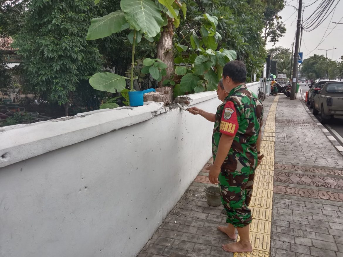 HUT Kodam Jaya Ke 73, Koramil 04/Pulogadung Karya Bakti Bersihkan Makam Pangeran Jayakarta