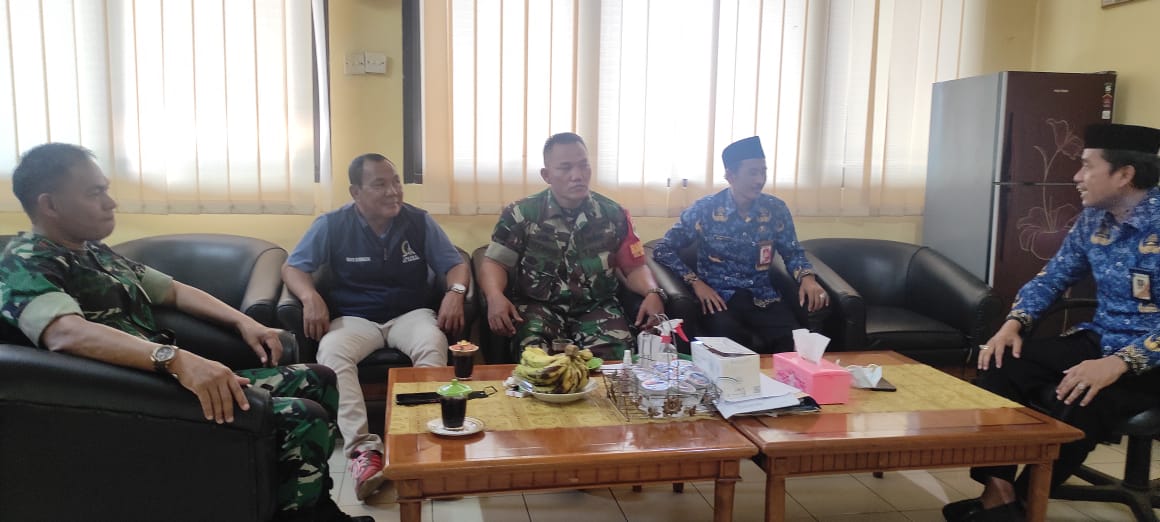 Dalam Rangka Silaturahmi, Danramil 02/TB Anjang Sana Dengan Lurah Krendang