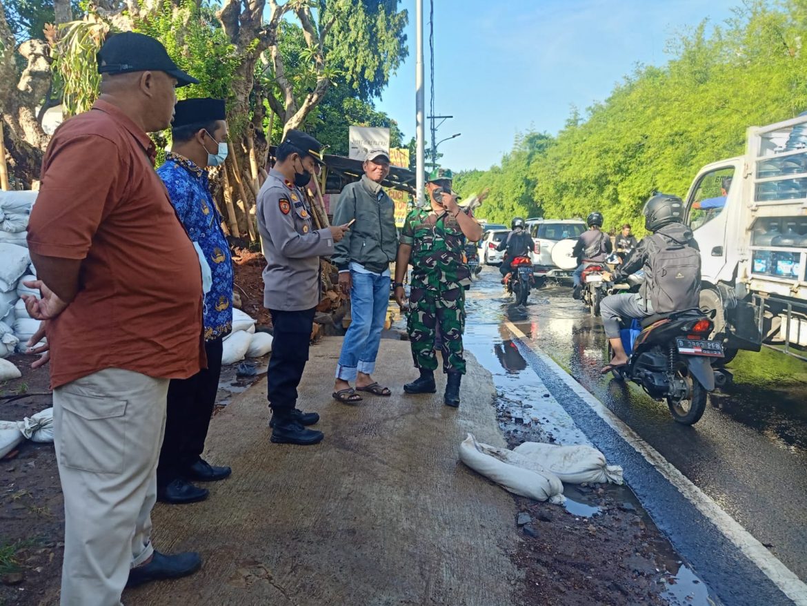 Pastikan Wilayah Bebas Genangan, Babinsa Koramil 05/KJ Giat Pemantauan Genangan di Jl Puri Kembangan