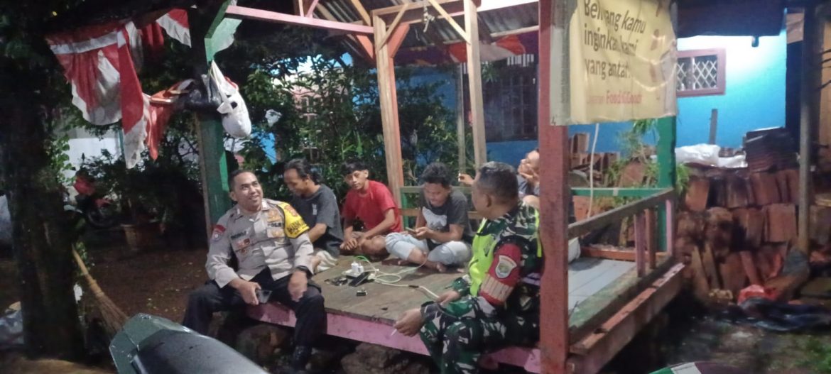 Jalin Sinergitas ,Babinsa Koramil 01/Pancoran mas dan Bhabinkamtibmas Kel Mampang mengadakan Patroli dan Ronda bersama Warga.