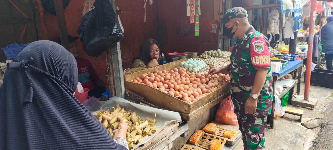 Komsos Bersama Para Pedagang, Babinsa Koramil 05/KJ Himbau Tetap Patuhi Protokol Kesehatan