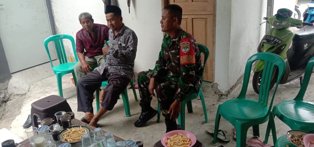 Melalui Komsos, Babinsa Koramil 06/KD Memberikan Himbauan dan Pesan Kepada Perangkat RT dan Warga