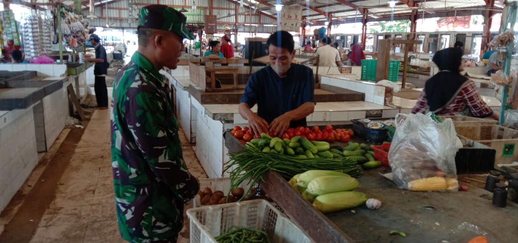 Pantau Stabilitas Bahan Pokok, Babinsa Koramil 06/KD Cek Harga Sembako di Pasar Kamal