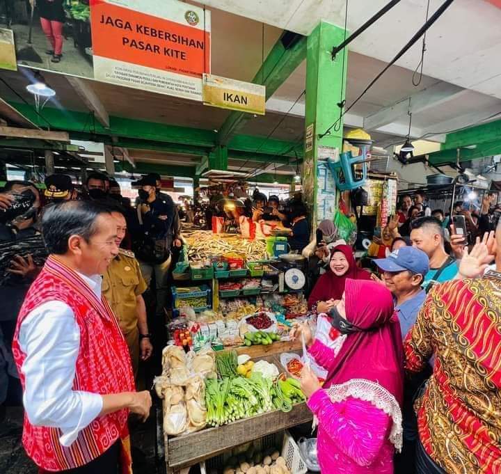 Presiden Jokowi Cek Harga Bahan Pangan di Pasar Kemuning Pontianak