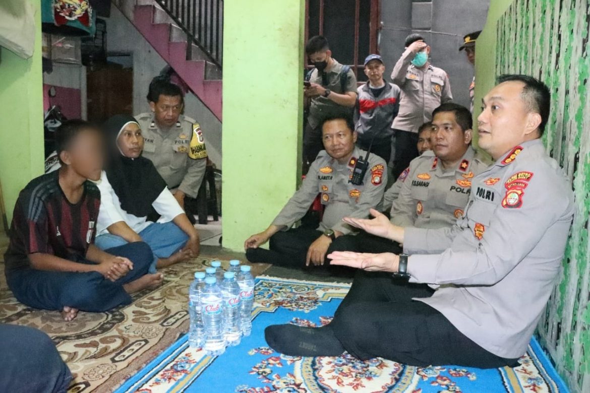 Kapolres Metro Jakarta Barat Kombes Pol Pasma Royce Mendatangi kediaman Salah Satu Pelajar Yang diamankan karena Terlibat Aksi Tawuran