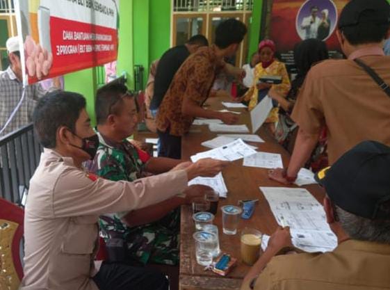 Pastikan Penyaluran Bantuan Pemerintah Berjalan Lancar dan Kondusif, Personil Polsek Pamarican Lakukan Monitorong